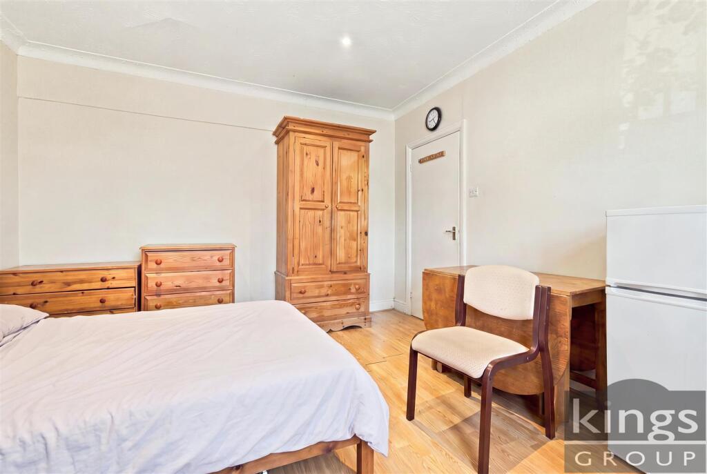 House in London, Southbury - View 4