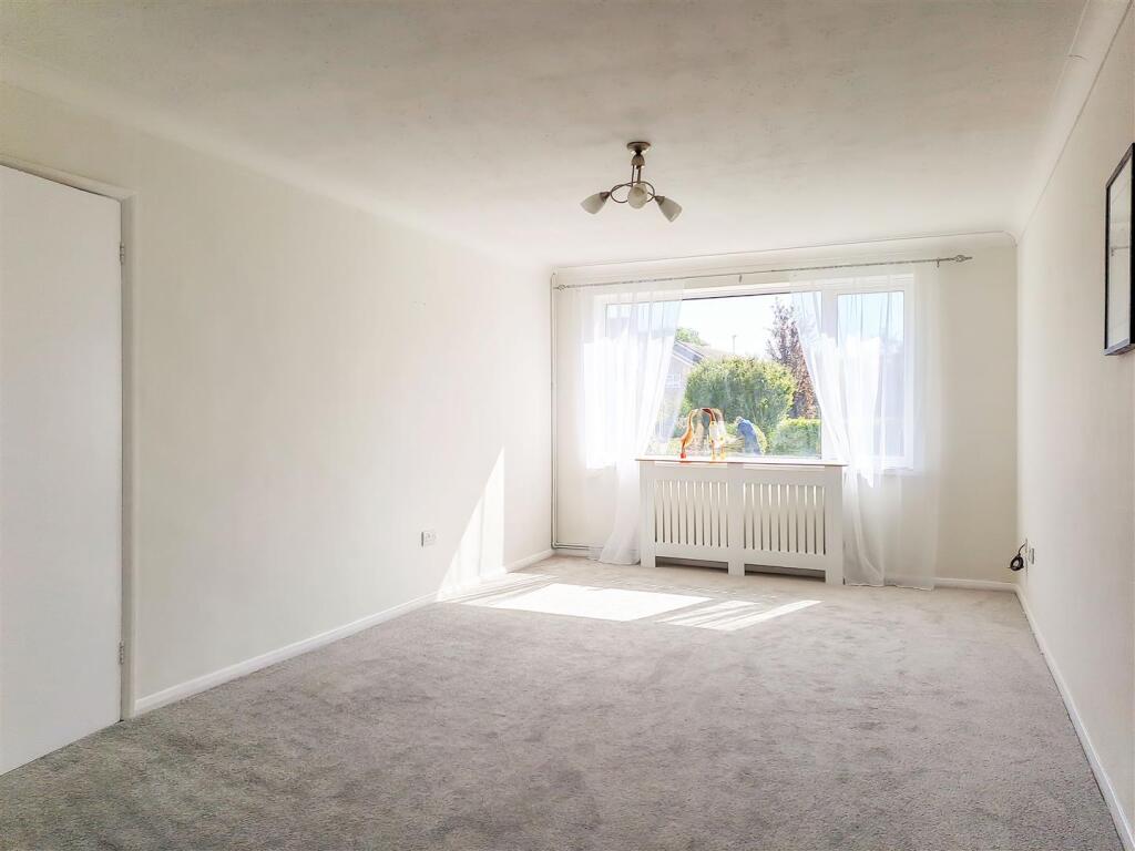 Hide Gardens, Rustington - View 2