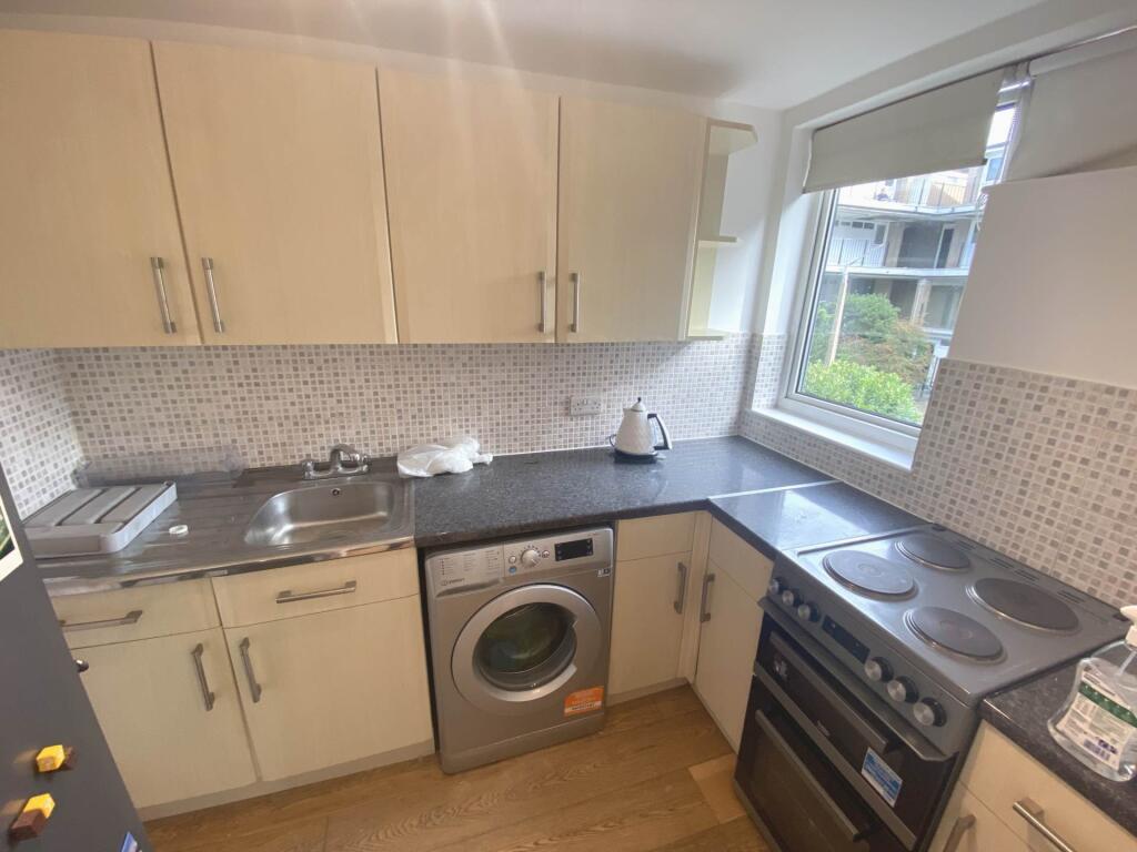 Apartment in Watford - View 3