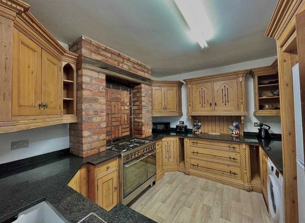 6 bedroom semi-detached house for rent