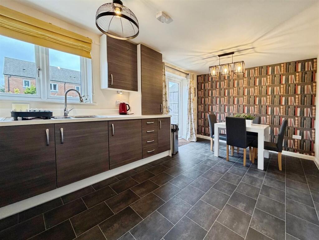 Pentland Crown Place, Bishops Tachbrook, Leamington Spa photo 2
