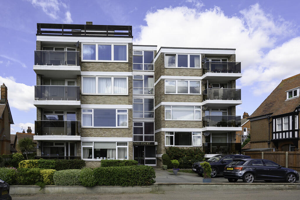2-bed apartment on Tomline Road, Felixstowe, £330,000