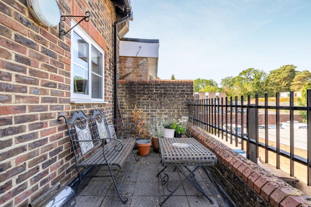 Apartment in Slough - View 4