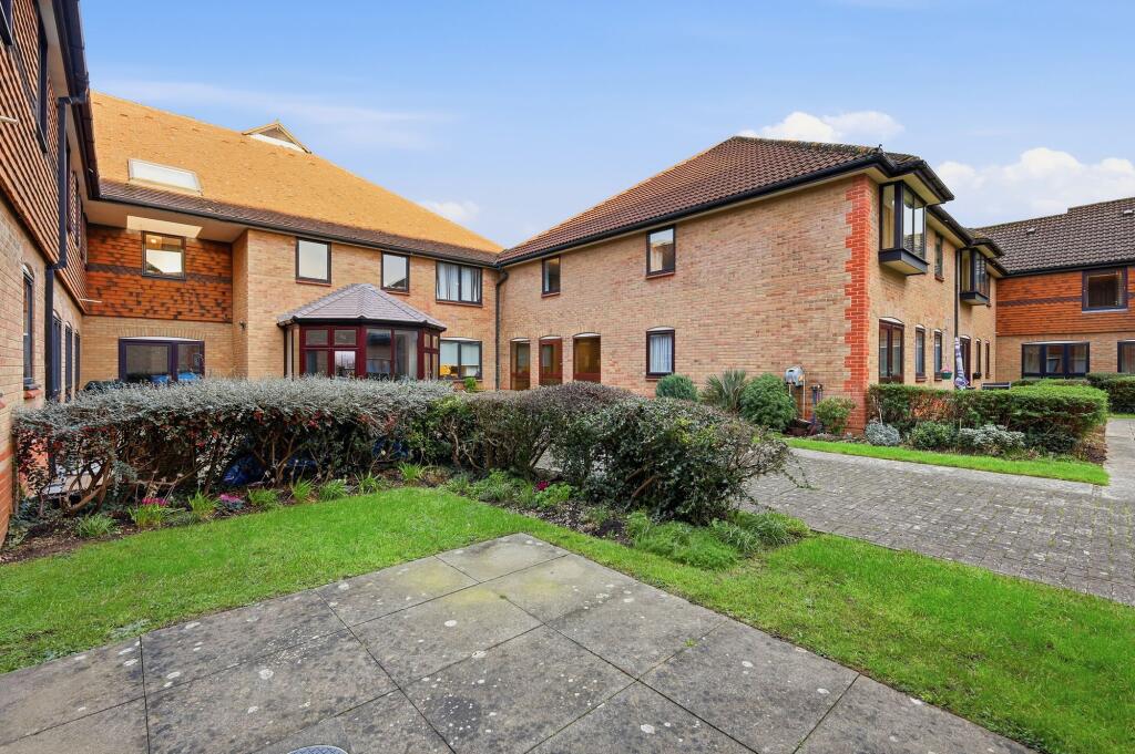 Apartment in Billericay, Queens Park - View 5