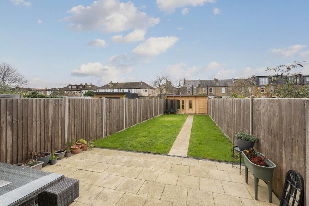 House in London, Tolworth - View 3