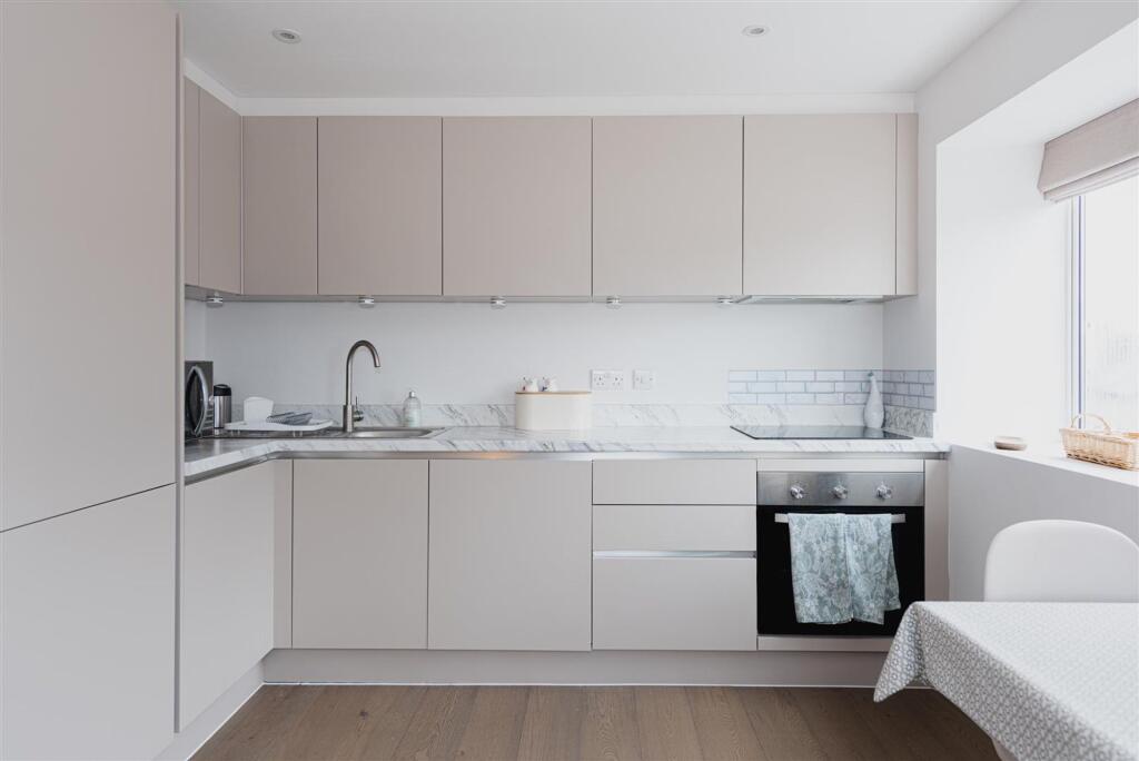 Apartment in Kingston upon Thames - View 5