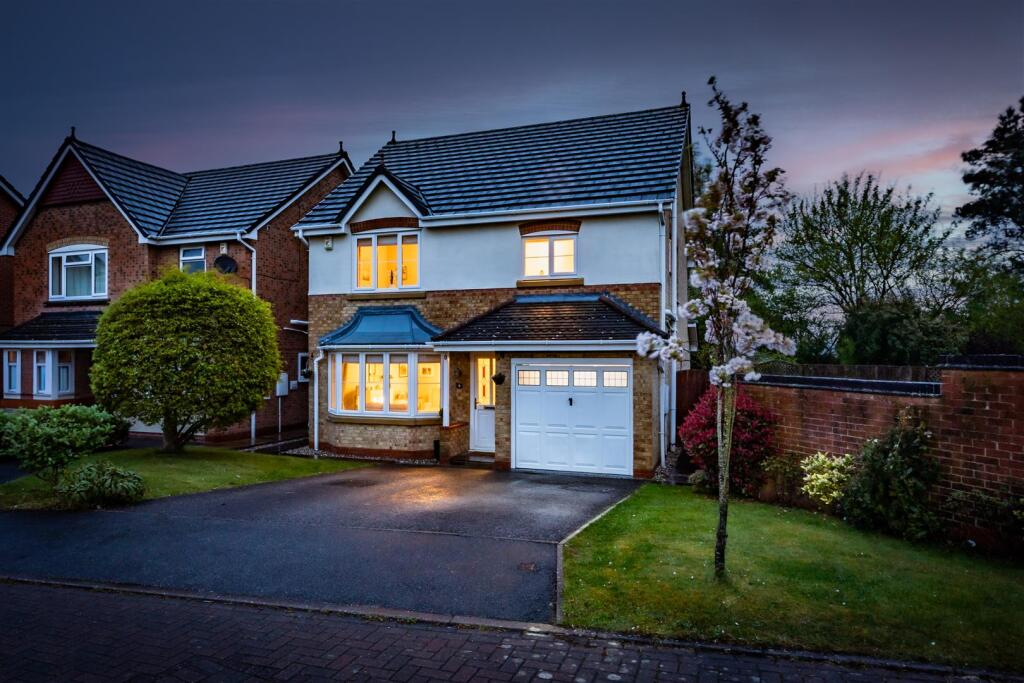 Main image of property: 8 Kensington Way, Kingsmead, CW9 8GG