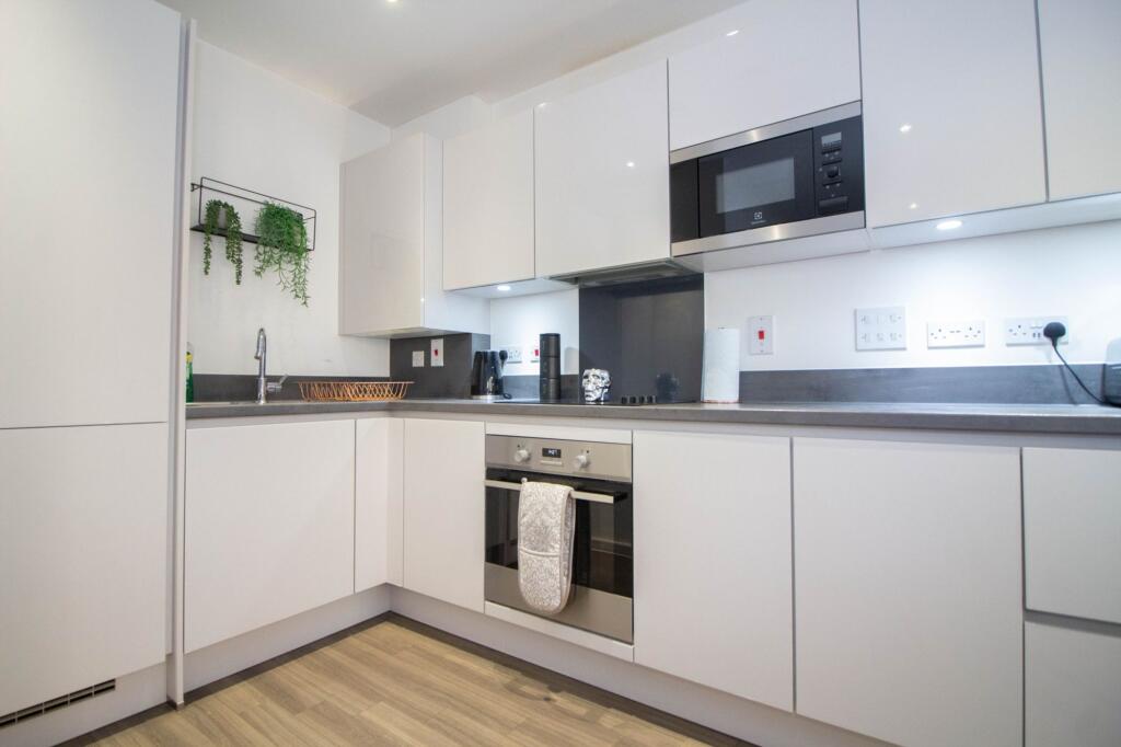 Oxhey Drive, South Oxhey, Watford, WD19 photo 3