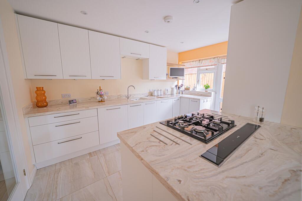 Queen Eleanors Drive, Knowle, B93 photo 3