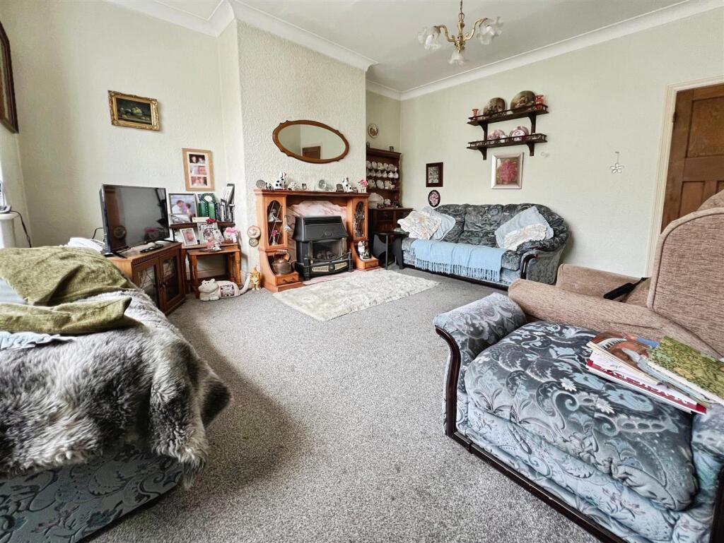 House in Bradford, Fourlands, Esholt - View 3