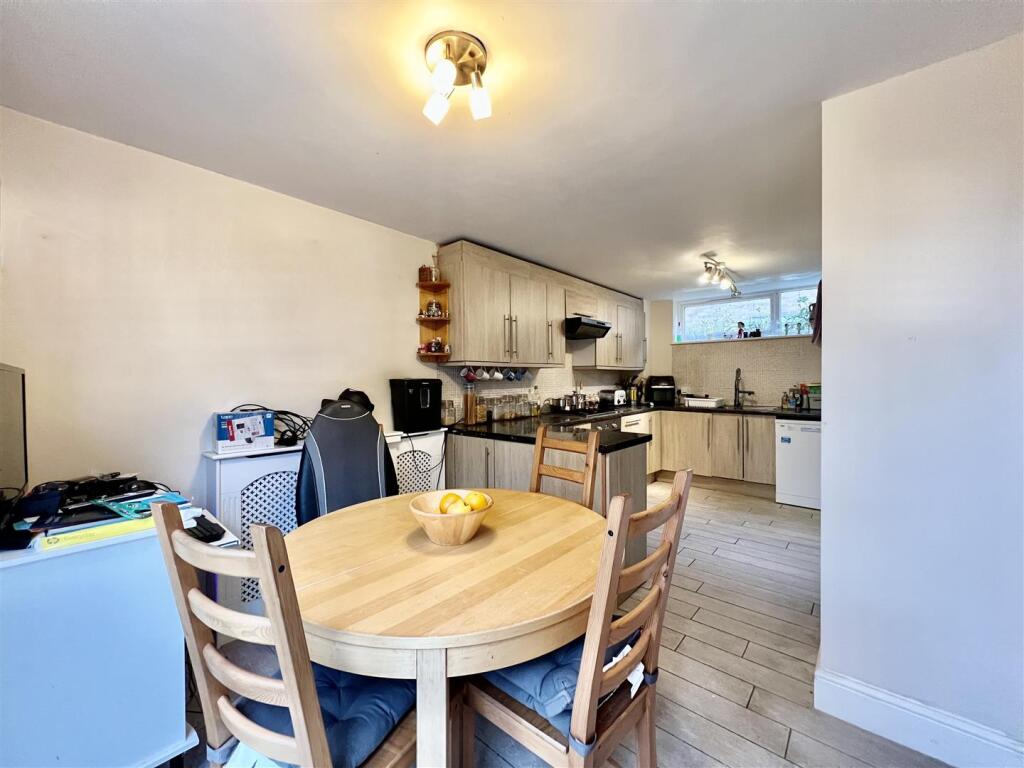 House in Croydon - View 4