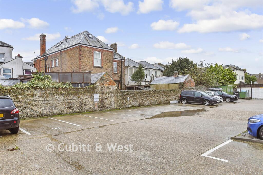 1-bed flat on Lyon Street, Bognor Regis, West Sussex, £70,000