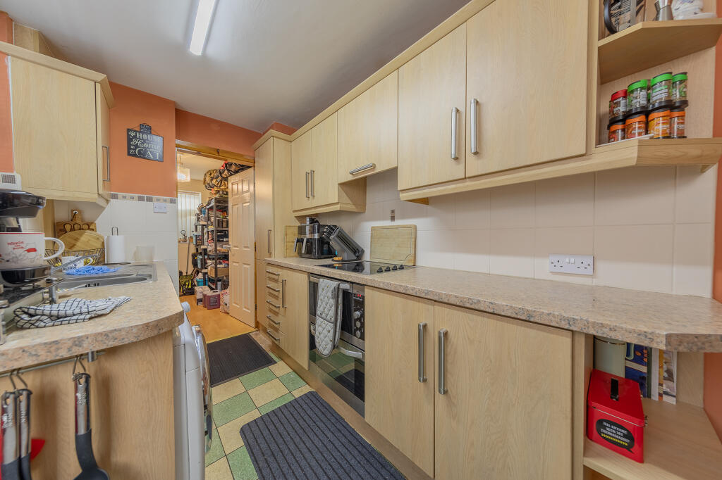 House in Nuneaton and Bedworth, Warwickshire - More