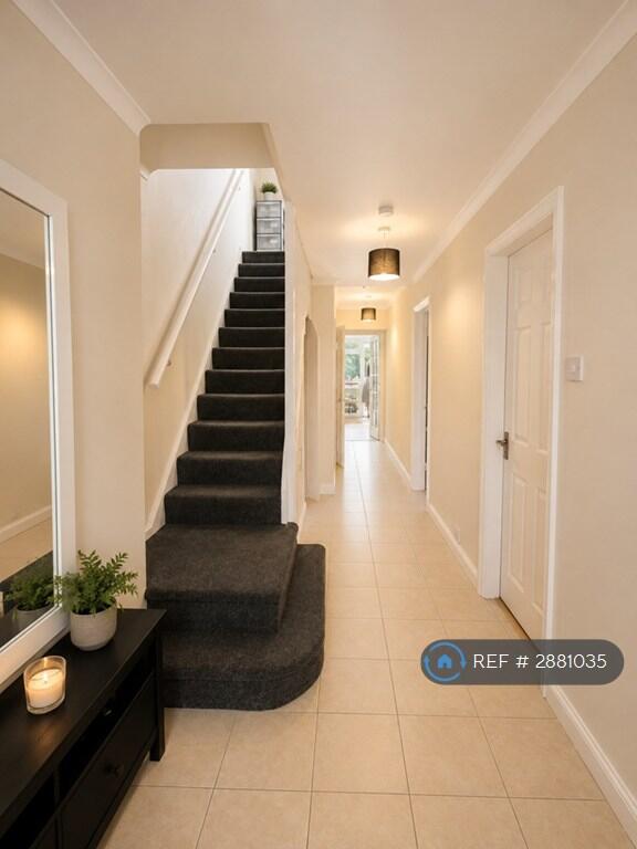 5 bedroom semi-detached house for rent