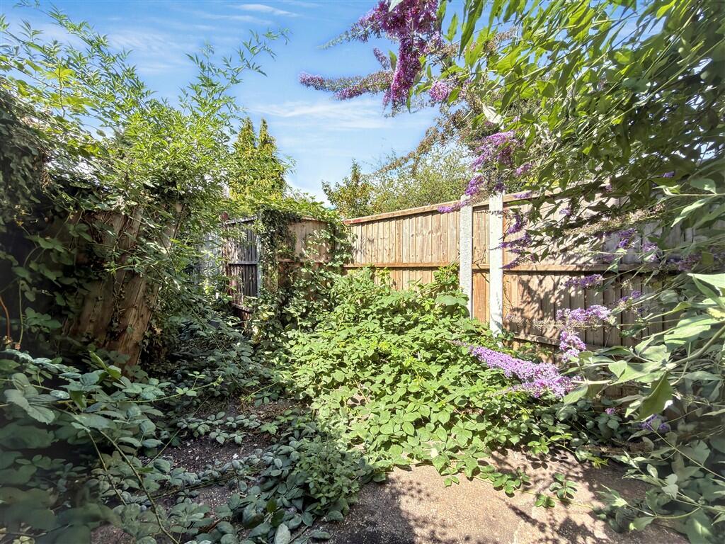 Apartment in Ilford - More