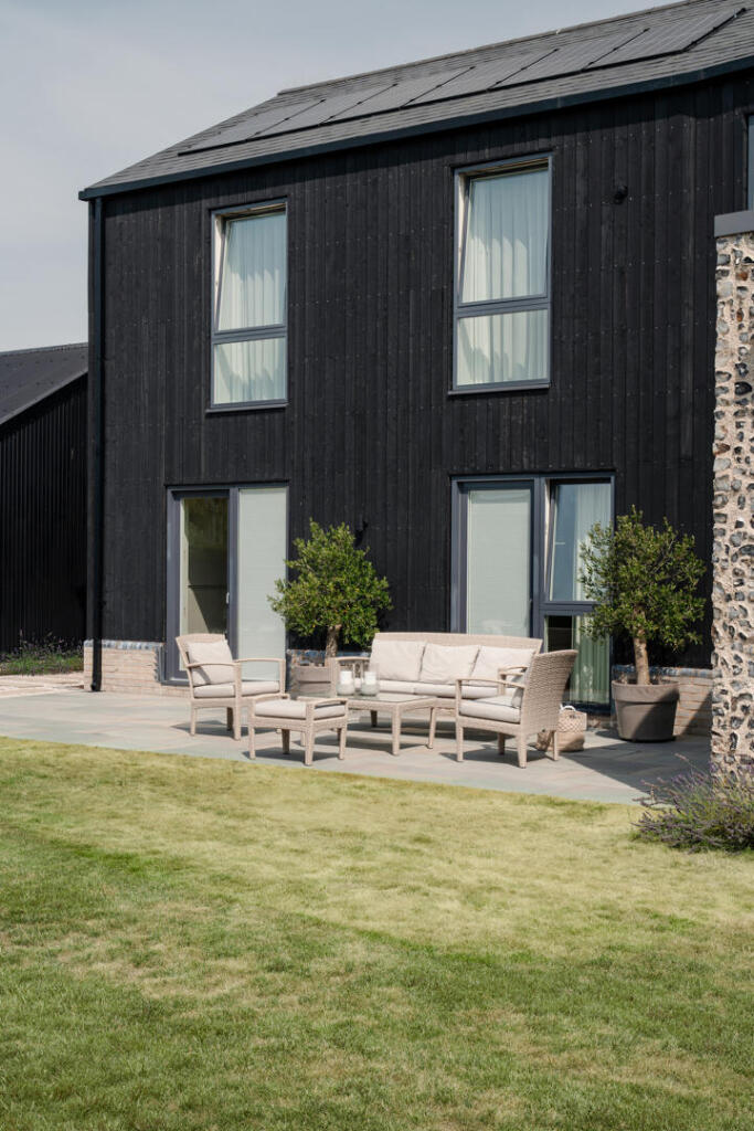 House in Chichester, Earnley - More
