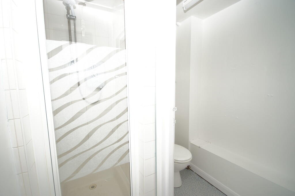 Apartment in Pinner, Eastcote, London Borough of Hillingdon - View 5