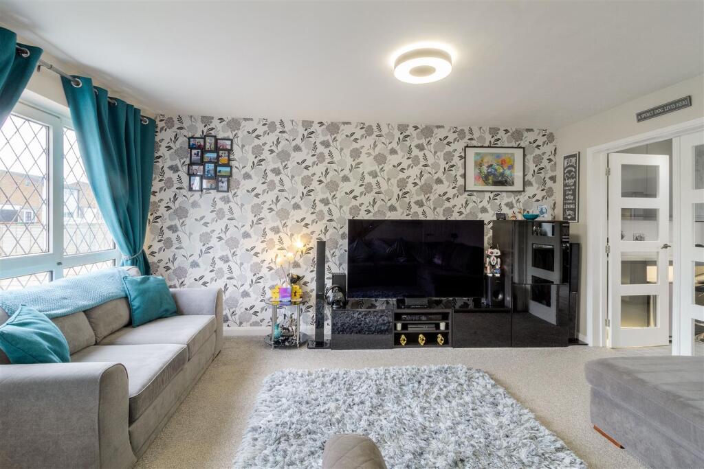 Torrington Crescent, Wellingborough - View 4