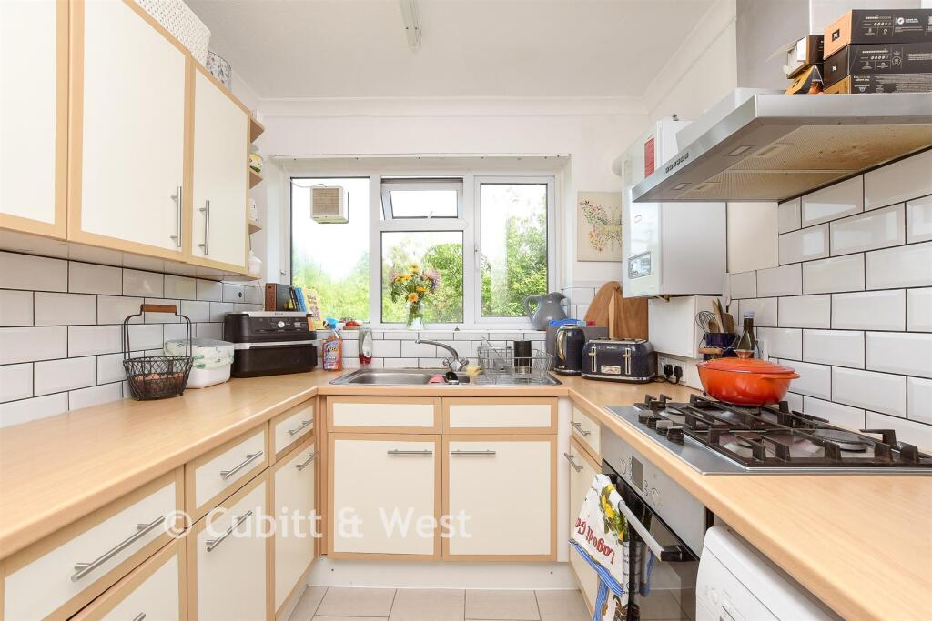 Apartment in Reigate, Meadvale - More