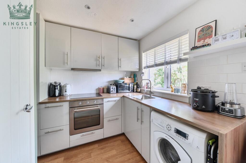 Apartment in Watford, Hertfordshire - View 2