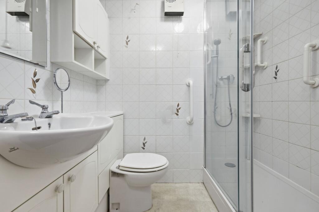 Apartment in Billericay, Queens Park - View 6