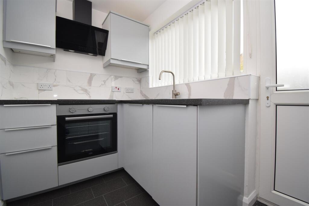 The Orchard, Wrenthorpe, Wakefield, WF2 0LH photo 4