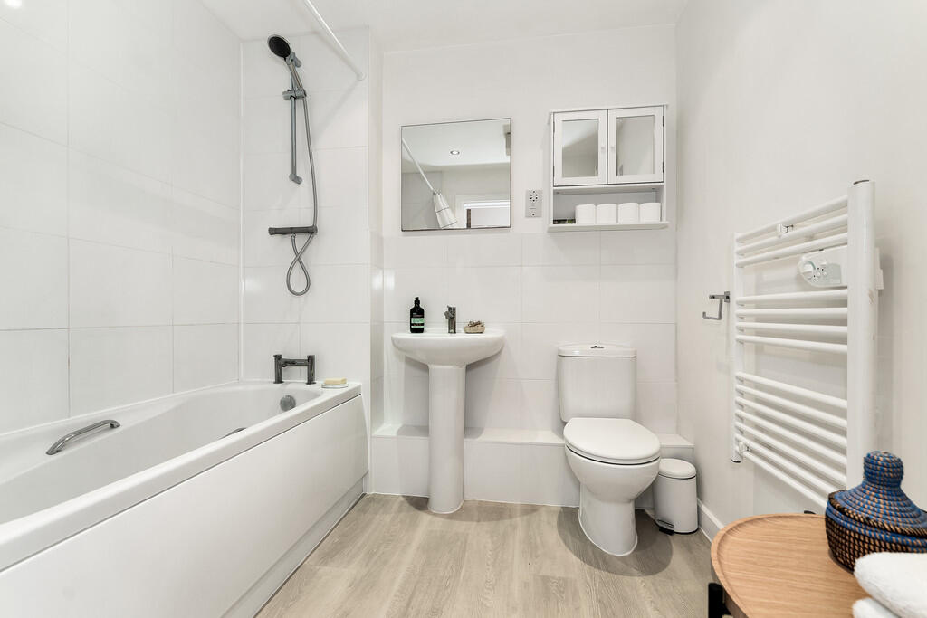 Apartment in Cambridge, Petersfield - View 5
