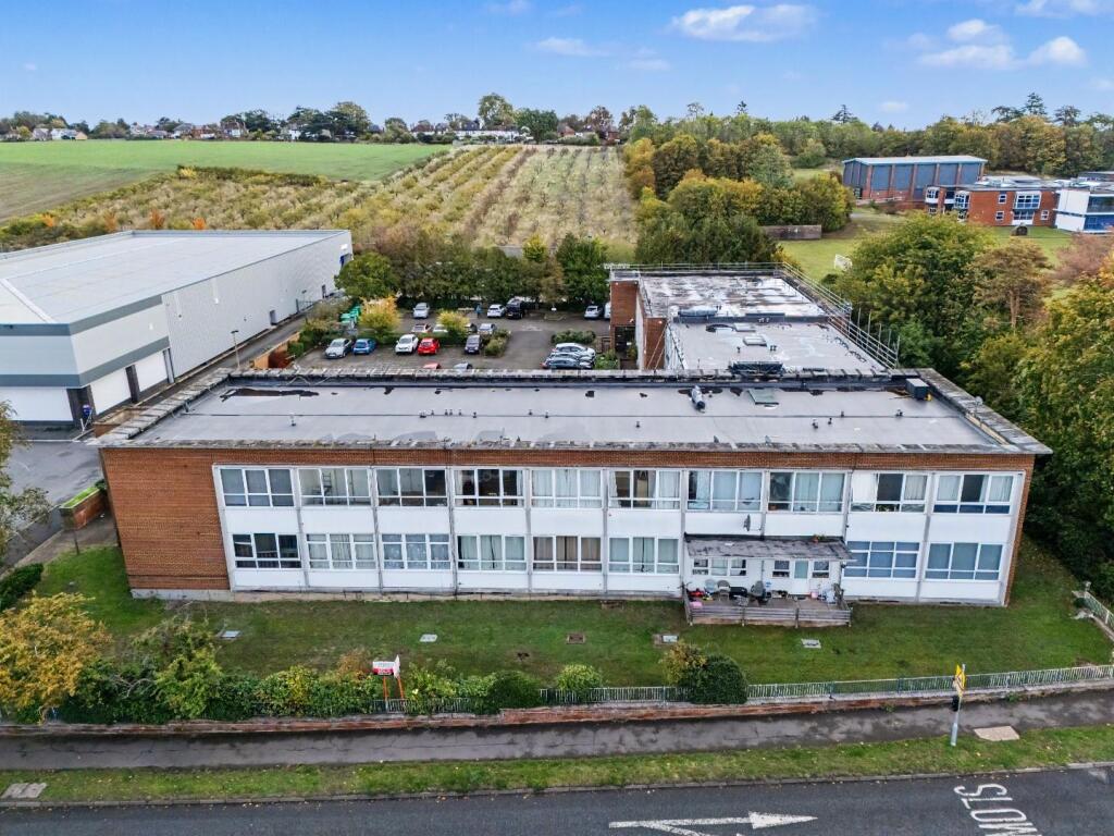 2-bed flat on St. Christopher Court, Evesham, £60,000