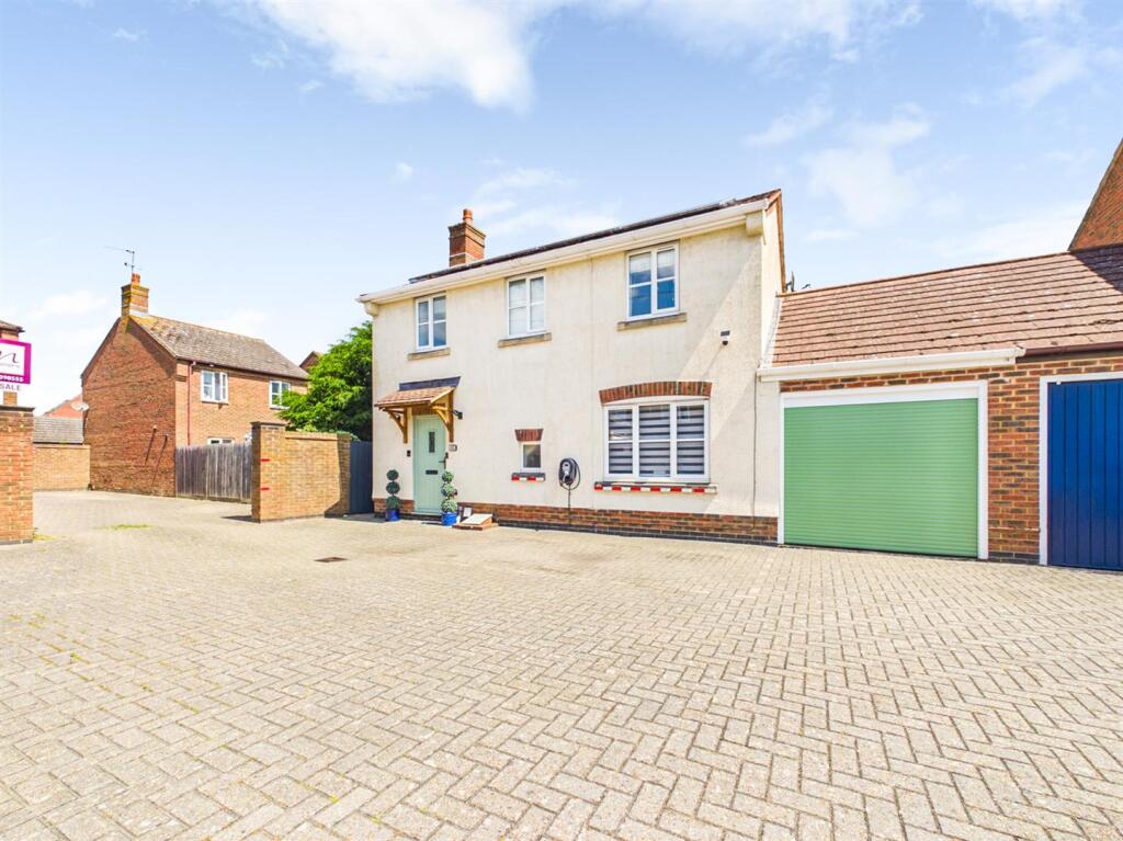 3-bed detached on Howletts Close, Fairford Leys, Aylesbury, £435,000