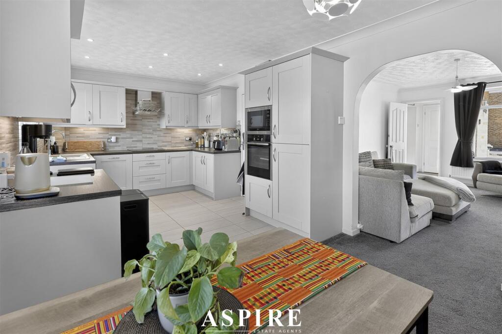 Berwood Road, Corringham, Stanford-Le-Hope, SS17 photo 4