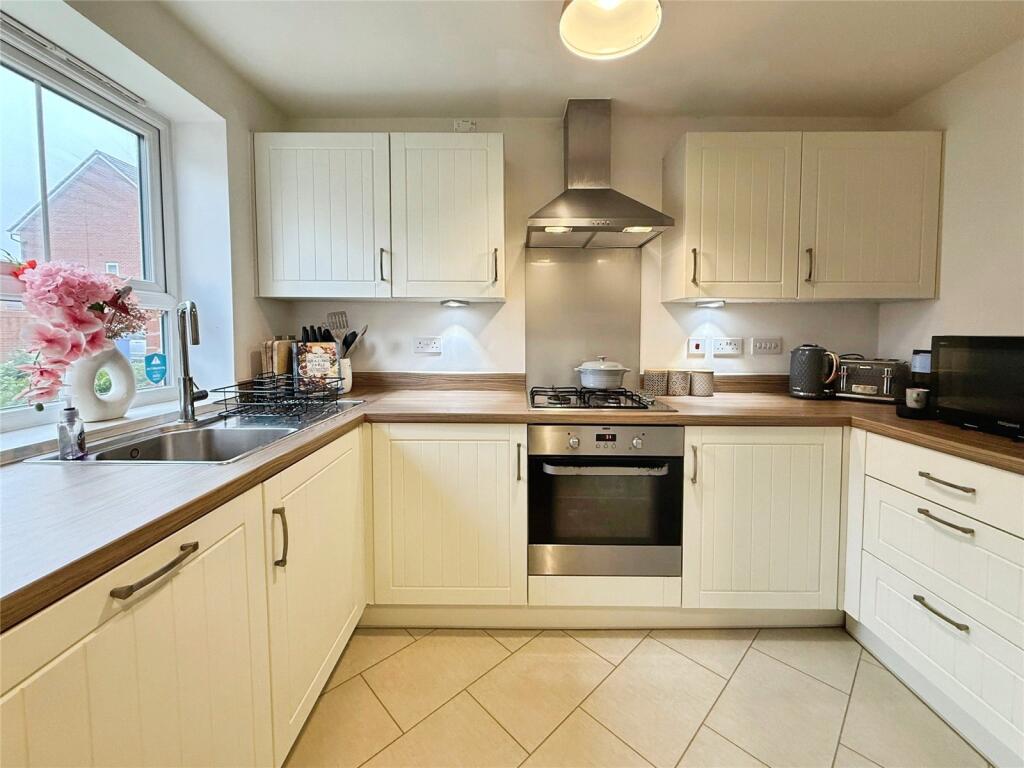 Compton Mead, Crowthorne, Berkshire, RG45 photo 2