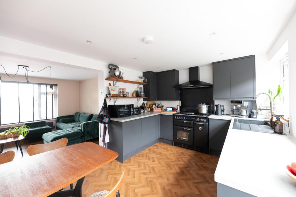 Apartment in Southend-on-Sea, Leigh-on-Sea - View 2