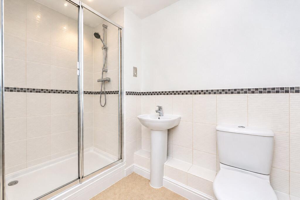 Apartment in Crawley, Worth - More