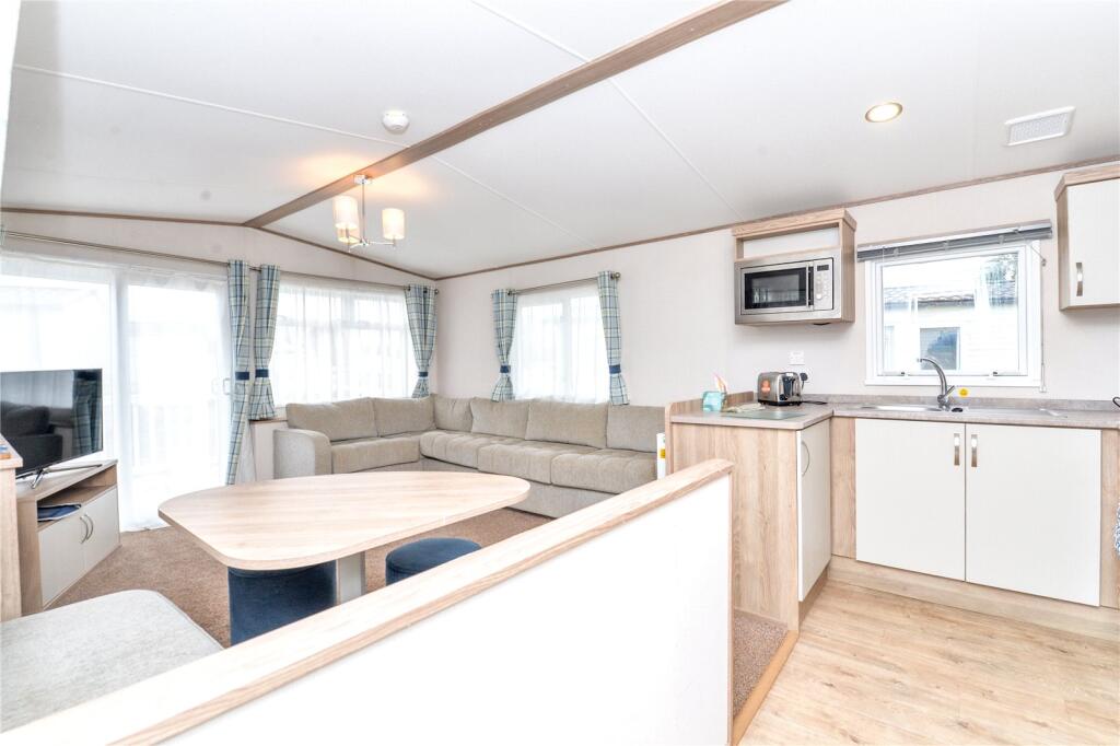 Rowan, Hoburne Bashley Holiday Park, New Milton, Hampshire, BH25 photo 2
