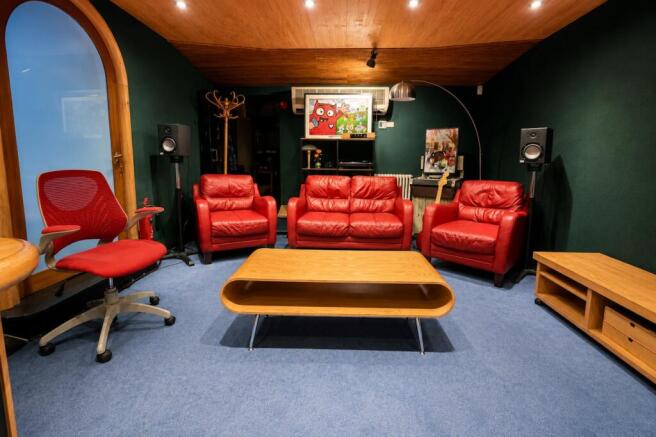 red lounge