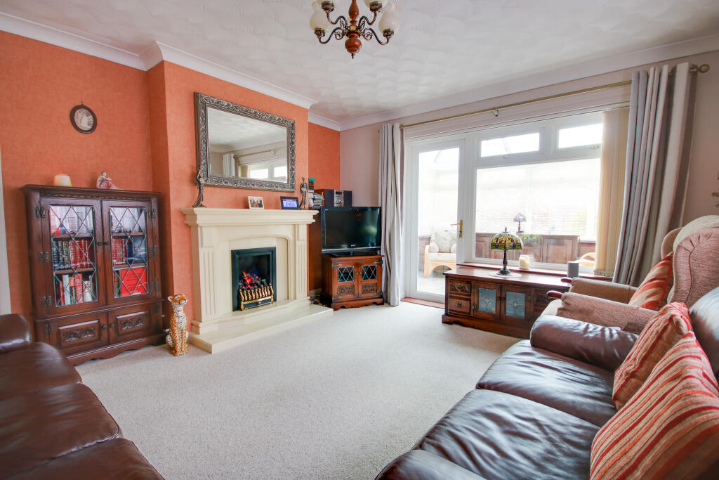 Sholing! No Chain! Gorgeous Kitchen Breakfast Room! photo 3