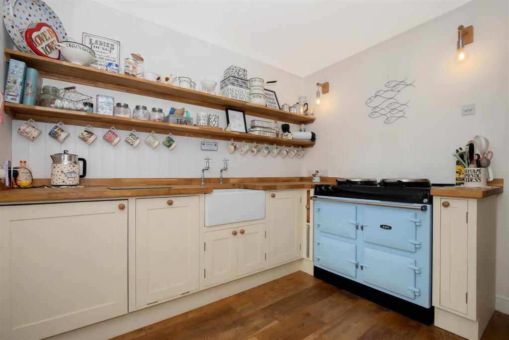 Beacon Lane, Winterbourne photo 4