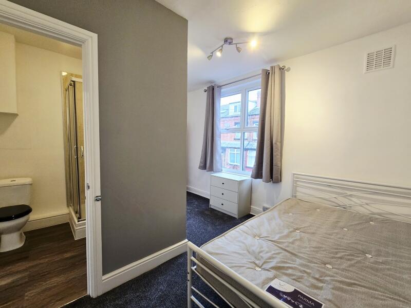 House in Leeds, West Yorkshire - View 3