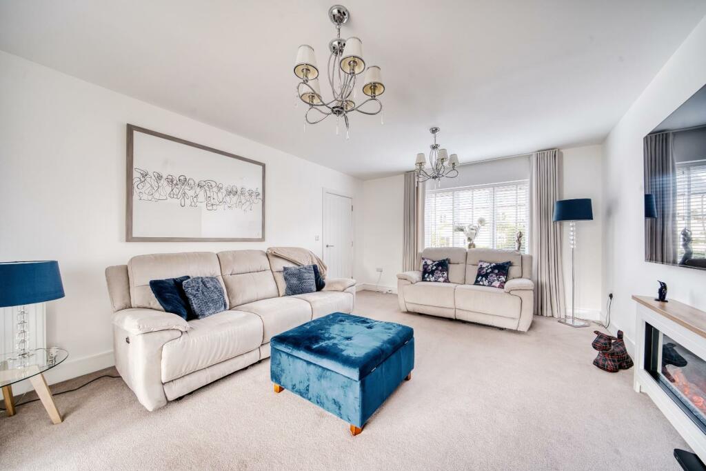 Exceptional nearly new home situated within the village of Churchill photo 3