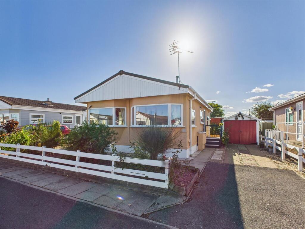 2-bed caravan on Seaholme Road, Mablethorpe, £120,000