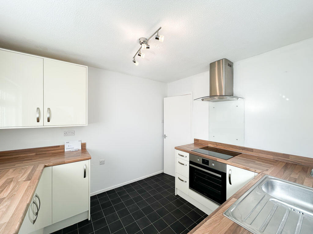 Grasmere Road, Knott-End-On-Sea - Well presented true semi detached bungalow photo 4