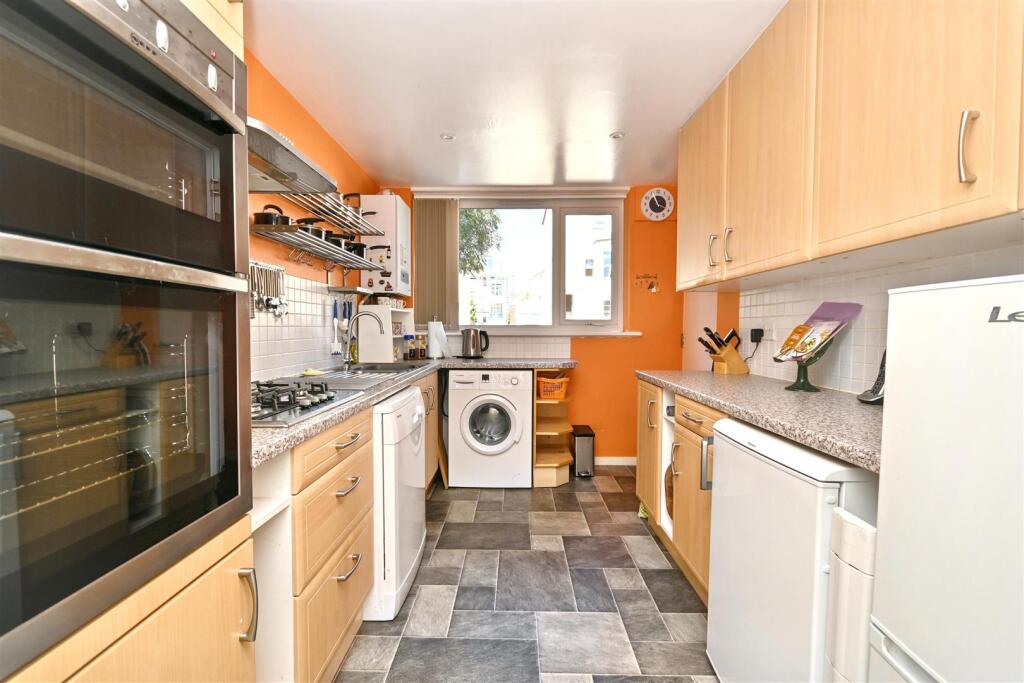 Apartment in Eastbourne, East Sussex - View 3
