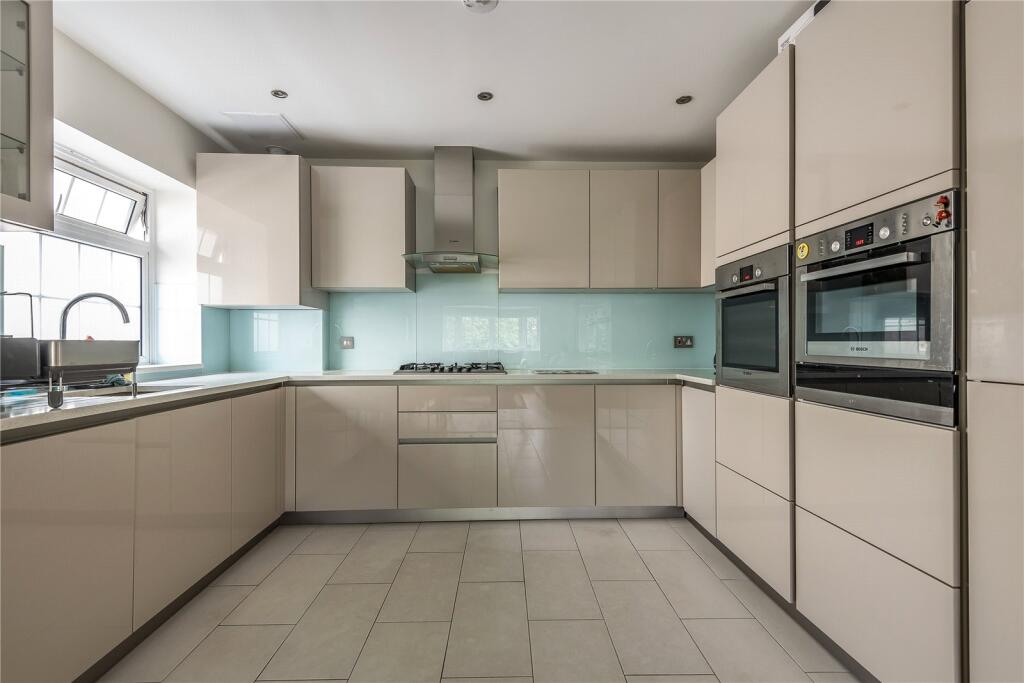 Swakeleys Road, Ickenham, Uxbridge photo 3