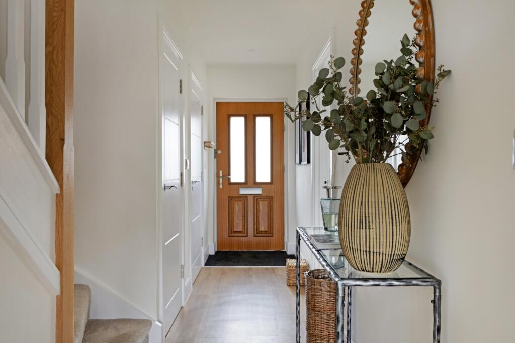 House in Kingston upon Thames - More