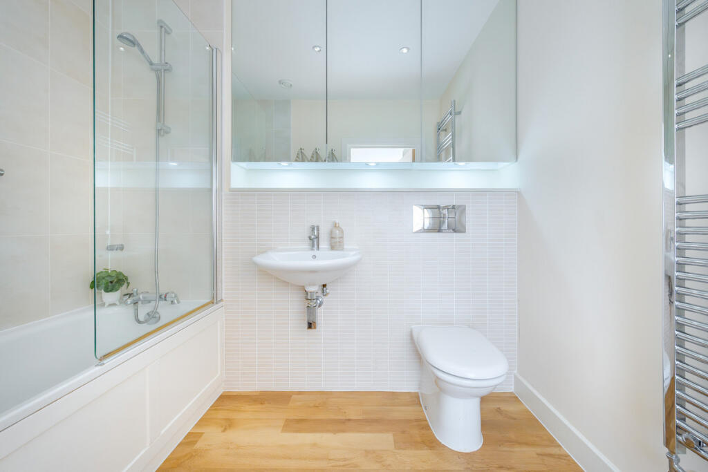 Apartment in Woking, Surrey - View 3