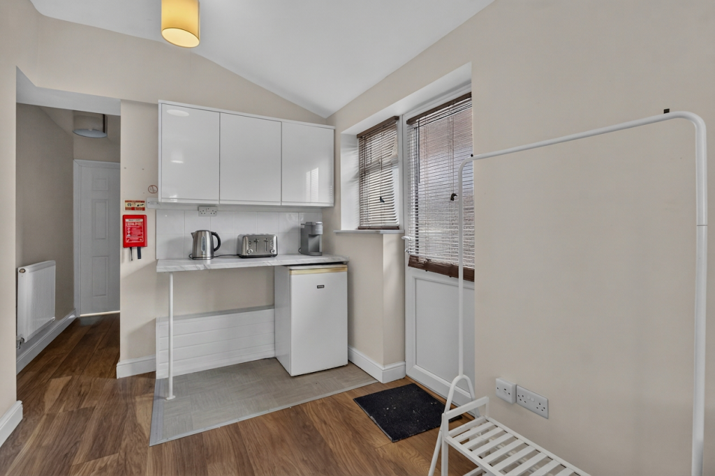 House in Worcester - View 5