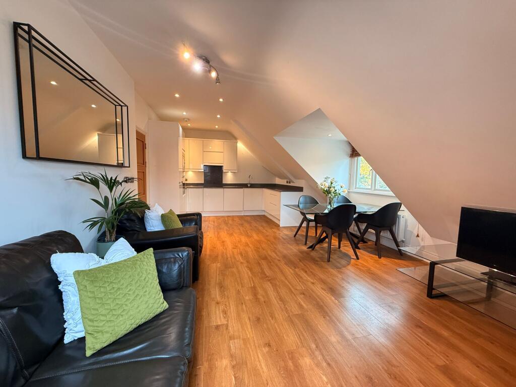 Apartment in Hatfield, Roe Green - View 3