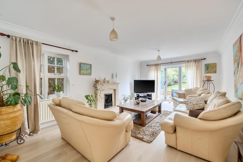 Craddocks Close, Ashtead, KT21 photo 3