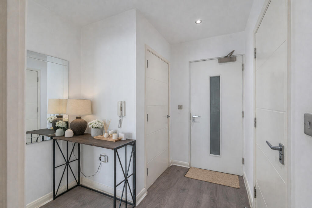 Apartment in Kingston upon Thames - More