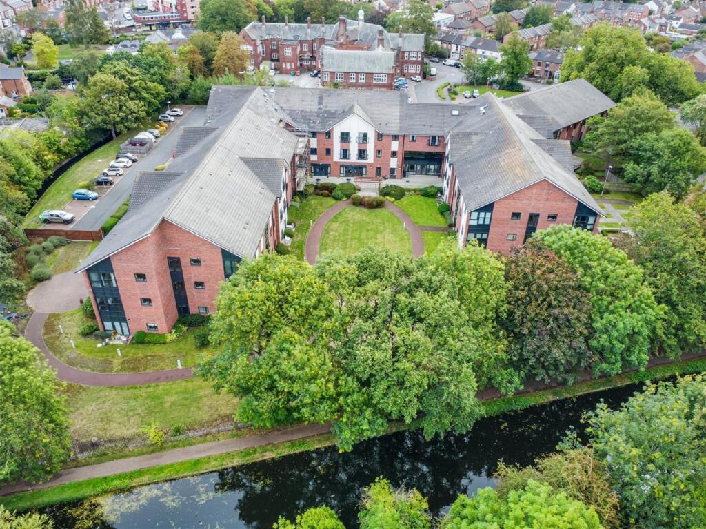 2-bed flat on Tamworth Road, Long Eaton, £160,000